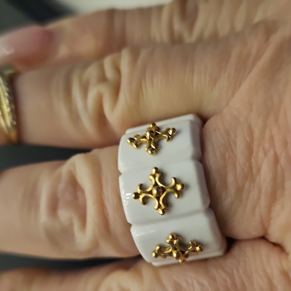 14 k yellow gold and white ceramic ring stamped, size 6.5